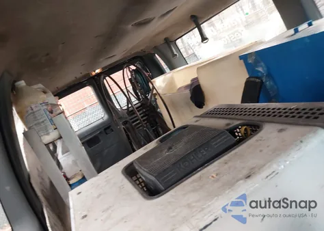 1996 Ford Econoline E350 Super Duty z USA, uszkodzony, nr VIN 1FBJS31H2THA13993